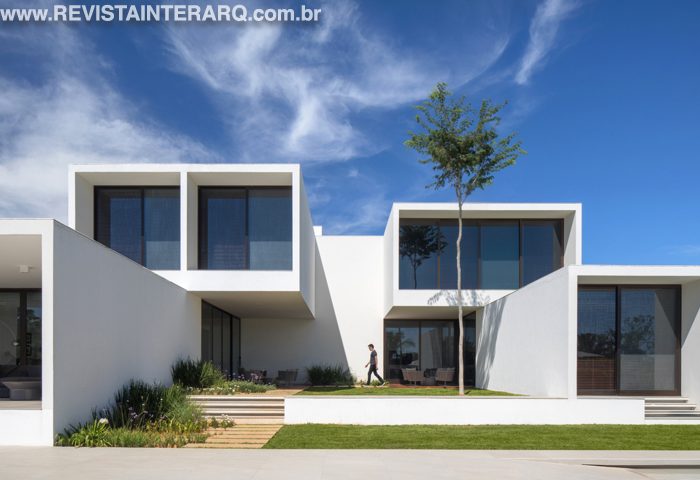 Com grandes medidas, este projeto do escritório Bloco Arquitetos tem setores bem distribuídos e unificados visualmente - Revista InterArq | Arquitetura, Decoração, Design, Paisagismo e Lifestyle